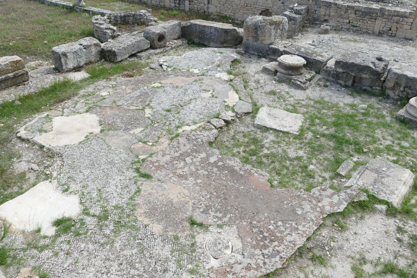 Římské ruiny a ulice na archeologickém nalezišti Dougga